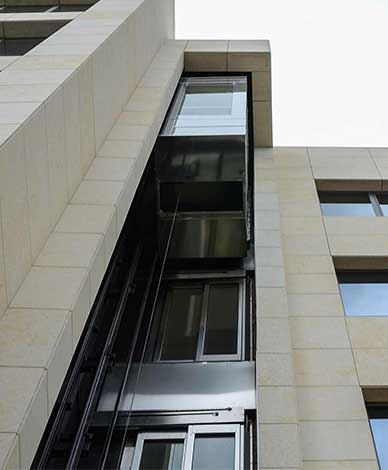 External elevator 10